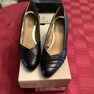 Soft Style A Hush Puppies Company Black Devon 7 W